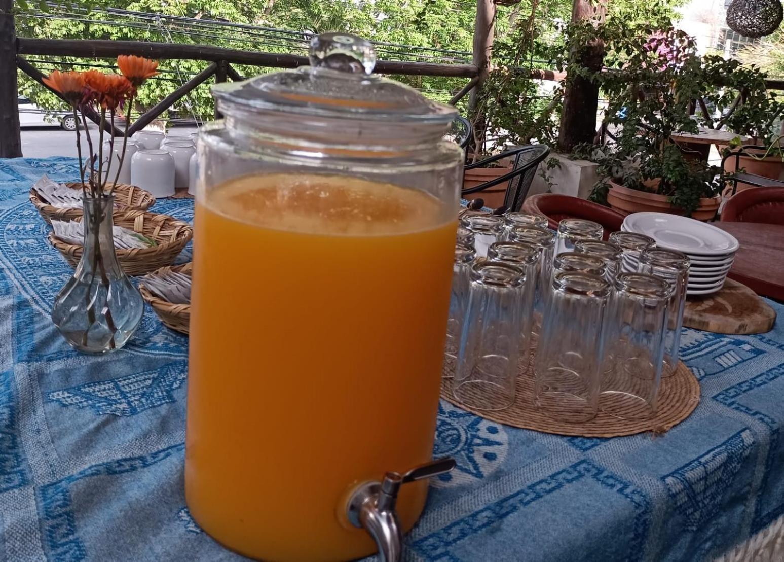 Mio Tulum Hotel Boutique Dış mekan fotoğraf A glass dispenser of freshly squeezed orange juice